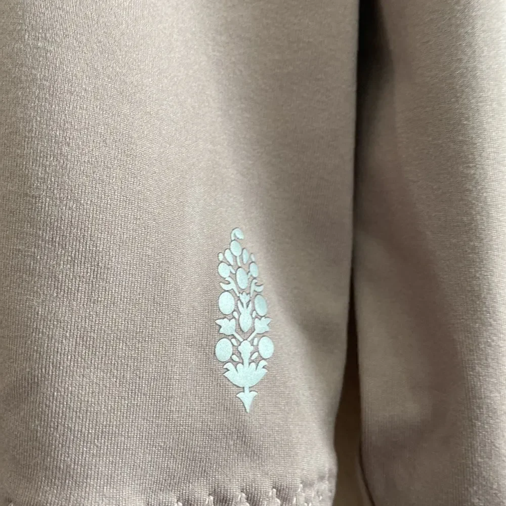 Free People Movement Very Prairie Layer Sz L NWT Mauve color